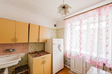 Rusya, Moskova... 17 Nisan 2020: iç oda dairesi eski püskü döküntü, modern olmayan mobilyalar. Kozmetik onarım gerekiyor