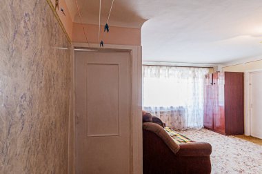 Rusya, Moskova... 17 Nisan 2020: iç oda dairesi eski püskü döküntü, modern olmayan mobilyalar. Kozmetik onarım gerekiyor