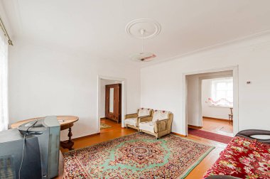 Rusya, Moskova... 17 Nisan 2020: iç oda dairesi eski püskü döküntü, modern olmayan mobilyalar. Kozmetik onarım gerekiyor