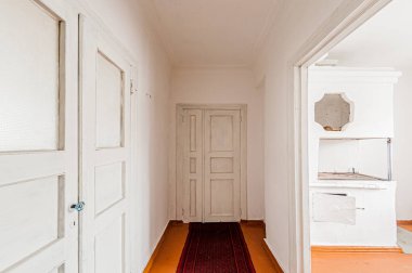 Rusya, Moskova... 17 Nisan 2020: iç oda dairesi eski püskü döküntü, modern olmayan mobilyalar. Kozmetik onarım gerekiyor