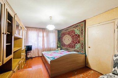 Rusya, Moskova... 17 Nisan 2020: iç oda dairesi eski püskü döküntü, modern olmayan mobilyalar. Kozmetik onarım gerekiyor