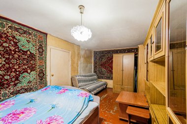 Rusya, Moskova... 17 Nisan 2020: iç oda dairesi eski püskü döküntü, modern olmayan mobilyalar. Kozmetik onarım gerekiyor