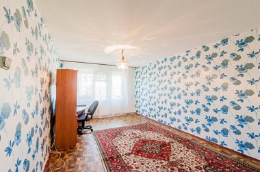 Rusya, Moskova... 17 Nisan 2020: iç oda dairesi eski püskü döküntü, modern olmayan mobilyalar. Kozmetik onarım gerekiyor