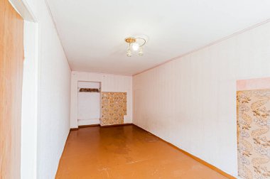 Rusya, Moskova... 17 Nisan 2020: iç oda dairesi eski püskü döküntü, modern olmayan mobilyalar. Kozmetik onarım gerekiyor