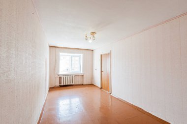 Rusya, Moskova... 17 Nisan 2020: iç oda dairesi eski püskü döküntü, modern olmayan mobilyalar. Kozmetik onarım gerekiyor