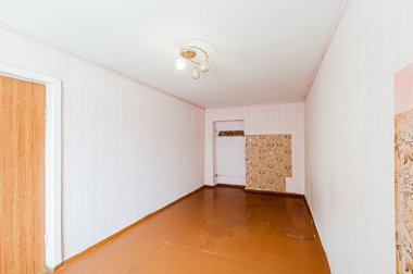 Rusya, Moskova... 17 Nisan 2020: iç oda dairesi eski püskü döküntü, modern olmayan mobilyalar. Kozmetik onarım gerekiyor