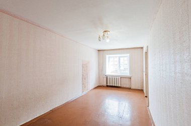 Rusya, Moskova... 17 Nisan 2020: iç oda dairesi eski püskü döküntü, modern olmayan mobilyalar. Kozmetik onarım gerekiyor