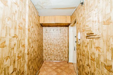 Rusya, Moskova... 17 Nisan 2020: iç oda dairesi eski püskü döküntü, modern olmayan mobilyalar. Kozmetik onarım gerekiyor