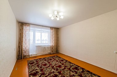 Rusya, Moskova... 17 Nisan 2020: iç oda dairesi eski püskü döküntü, modern olmayan mobilyalar. Kozmetik onarım gerekiyor