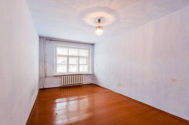 Rusya, Moskova... 17 Nisan 2020: iç oda dairesi eski püskü döküntü, modern olmayan mobilyalar. Kozmetik onarım gerekiyor