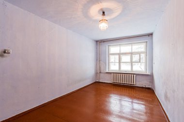 Rusya, Moskova... 17 Nisan 2020: iç oda dairesi eski püskü döküntü, modern olmayan mobilyalar. Kozmetik onarım gerekiyor