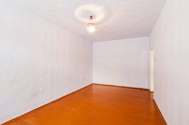 Rusya, Moskova... 17 Nisan 2020: iç oda dairesi eski püskü döküntü, modern olmayan mobilyalar. Kozmetik onarım gerekiyor