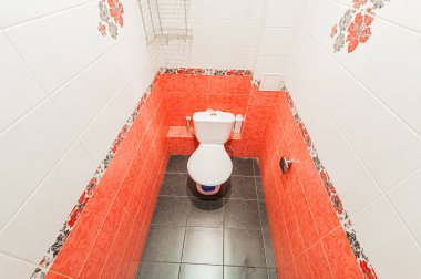 Rusya, Moskova... 22 Nisan 2020: İç mekan dairesi modern, parlak, rahat atmosfer. Genel temizlik, ev dekorasyonu, satılık ev hazırlığı. modern banyo, lavabo, dekor elementleri, tuvalet