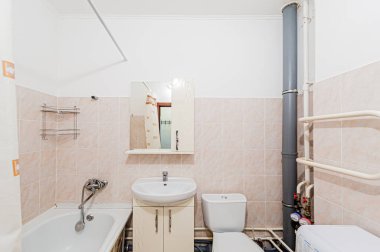 Rusya, Moskova... 22 Nisan 2020: İç mekan dairesi modern, parlak, rahat atmosfer. Genel temizlik, ev dekorasyonu, satılık ev hazırlığı. modern banyo, lavabo, dekor elementleri, tuvalet