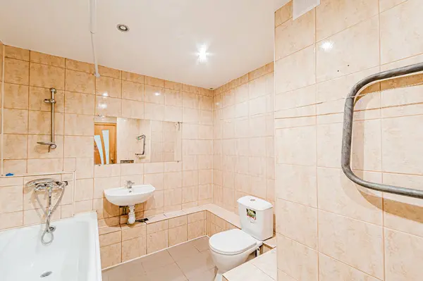 俄罗斯 莫斯科 2020年4月22日 室内公寓 现代明亮舒适的氛围 一般清洁 家居装修 准备出售房屋 现代浴室 装饰元件 — 图库照片