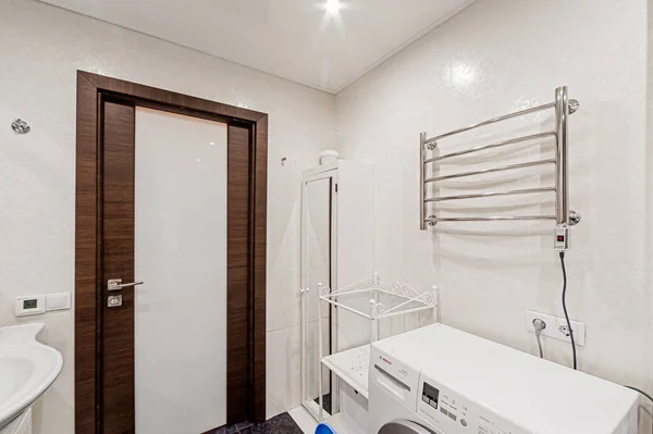 ロシア モスクワ 2020年4月22日 インテリアルームアパート現代明るい居心地の良い雰囲気 掃除や家の装飾家の販売の準備 近代的なバスルーム シンク 装飾要素 トイレ — ストック写真