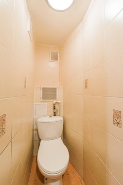 Rusya, Moskova... 22 Nisan 2020: İç mekan dairesi modern, parlak, rahat atmosfer. Genel temizlik, ev dekorasyonu, satılık ev hazırlığı. modern banyo, lavabo, dekor elementleri, tuvalet