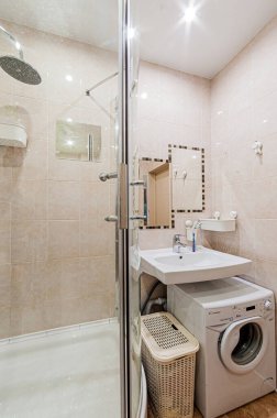 Rusya, Moskova... 22 Nisan 2020: İç mekan dairesi modern, parlak, rahat atmosfer. Genel temizlik, ev dekorasyonu, satılık ev hazırlığı. modern banyo, lavabo, dekor elementleri, tuvalet