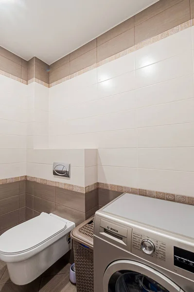 俄罗斯 莫斯科 2020年4月22日 室内公寓 现代明亮舒适的氛围 一般清洁 家居装修 准备出售房屋 现代浴室 装饰元件 — 图库照片