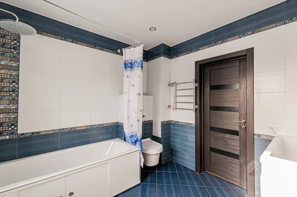 ロシア モスクワ 2020年4月22日 インテリアルームアパート現代明るい居心地の良い雰囲気 掃除や家の装飾家の販売の準備 近代的なバスルーム シンク 装飾要素 トイレ — ストック写真