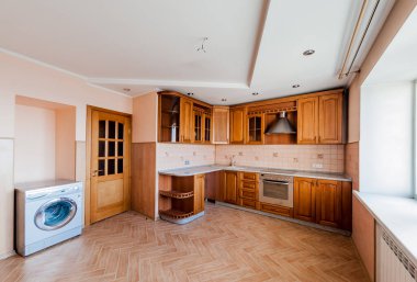 Rusya, Moskova... 25 Nisan 2020: İçişleri odası sıcacık. Genel temizlik, ev dekorasyonu, satılık hazırlık evi. Mutfak ve yemek odası, yemekhane, yemek malzemeleri, masa mobilyası sobası.