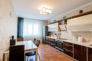 Rusya, Moskova... 25 Nisan 2020: İçişleri odası sıcacık. Genel temizlik, ev dekorasyonu, satılık hazırlık evi. Mutfak ve yemek odası, yemekhane, yemek malzemeleri, masa mobilyası sobası.