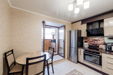 Rusya, Moskova... 25 Nisan 2020: İçişleri odası sıcacık. Genel temizlik, ev dekorasyonu, satılık hazırlık evi. Mutfak ve yemek odası, yemekhane, yemek malzemeleri, masa mobilyası sobası.