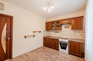 Rusya, Moskova... 25 Nisan 2020: İçişleri odası sıcacık. Genel temizlik, ev dekorasyonu, satılık hazırlık evi. Mutfak ve yemek odası, yemekhane, yemek malzemeleri, masa mobilyası sobası.