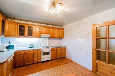 Rusya, Moskova... 25 Nisan 2020: İçişleri odası sıcacık. Genel temizlik, ev dekorasyonu, satılık hazırlık evi. Mutfak ve yemek odası, yemekhane, yemek malzemeleri, masa mobilyası sobası.