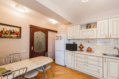 Rusya, Moskova... 25 Nisan 2020: İçişleri odası sıcacık. Genel temizlik, ev dekorasyonu, satılık hazırlık evi. Mutfak ve yemek odası, yemekhane, yemek malzemeleri, masa mobilyası sobası.