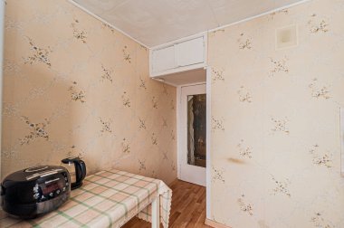 Rusya, Moskova... 25 Nisan 2020: İçişleri odası sıcacık. Genel temizlik, ev dekorasyonu, satılık hazırlık evi. Mutfak ve yemek odası, yemekhane, yemek malzemeleri, masa mobilyası sobası.