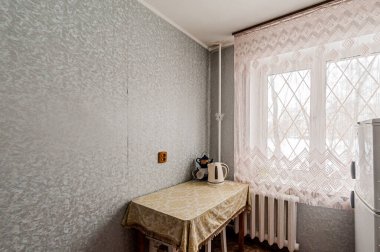 Rusya, Moskova... 25 Nisan 2020: İçişleri odası sıcacık. Genel temizlik, ev dekorasyonu, satılık hazırlık evi. Mutfak ve yemek odası, yemekhane, yemek malzemeleri, masa mobilyası sobası.