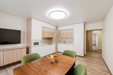 Rusya, Moskova... 25 Nisan 2020: İçişleri odası sıcacık. Genel temizlik, ev dekorasyonu, satılık hazırlık evi. Mutfak ve yemek odası, yemekhane, yemek malzemeleri, masa mobilyası sobası.