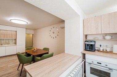 Rusya, Moskova... 25 Nisan 2020: İçişleri odası sıcacık. Genel temizlik, ev dekorasyonu, satılık hazırlık evi. Mutfak ve yemek odası, yemekhane, yemek malzemeleri, masa mobilyası sobası.