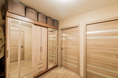 Rusya, Moskova... 29 Nisan 2020: İç mekan dairesi modern, parlak, rahat atmosfer. Genel temizlik, ev dekorasyonu, satılık ev hazırlığı. oda kapıları, yenileme koridoru lobi girişi