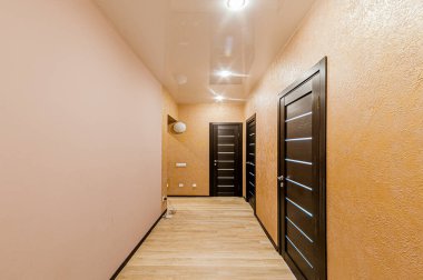 Rusya, Moskova... 29 Nisan 2020: İç mekan dairesi modern, parlak, rahat atmosfer. Genel temizlik, ev dekorasyonu, satılık ev hazırlığı. oda kapıları, yenileme koridoru lobi girişi