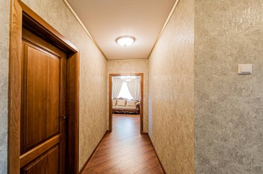 Rusya, Moskova... 29 Nisan 2020: İç mekan dairesi modern, parlak, rahat atmosfer. Genel temizlik, ev dekorasyonu, satılık ev hazırlığı. oda kapıları, yenileme koridoru lobi girişi