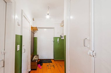 Rusya, Moskova... 29 Nisan 2020: İç mekan dairesi modern, parlak, rahat atmosfer. Genel temizlik, ev dekorasyonu, satılık ev hazırlığı. oda kapıları, yenileme koridoru lobi girişi