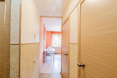 Rusya, Moskova... 29 Nisan 2020: İç mekan dairesi modern, parlak, rahat atmosfer. Genel temizlik, ev dekorasyonu, satılık ev hazırlığı. oda kapıları, yenileme koridoru lobi girişi