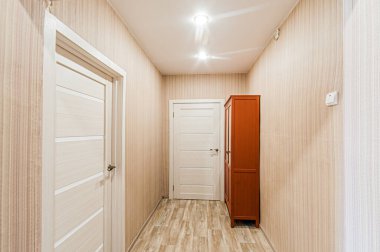 Rusya, Moskova... 29 Nisan 2020: İç mekan dairesi modern, parlak, rahat atmosfer. Genel temizlik, ev dekorasyonu, satılık ev hazırlığı. oda kapıları, yenileme koridoru lobi girişi