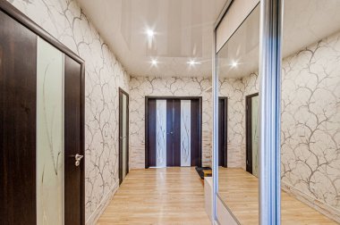 Rusya, Moskova... 29 Nisan 2020: İç mekan dairesi modern, parlak, rahat atmosfer. Genel temizlik, ev dekorasyonu, satılık ev hazırlığı. oda kapıları, yenileme koridoru lobi girişi