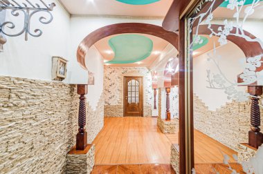 Rusya, Moskova... 29 Nisan 2020: İç mekan dairesi modern, parlak, rahat atmosfer. Genel temizlik, ev dekorasyonu, satılık ev hazırlığı. oda kapıları, yenileme koridoru lobi girişi