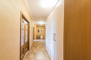 Rusya, Moskova... 29 Nisan 2020: İç mekan dairesi modern, parlak, rahat atmosfer. Genel temizlik, ev dekorasyonu, satılık ev hazırlığı. oda kapıları, yenileme koridoru lobi girişi