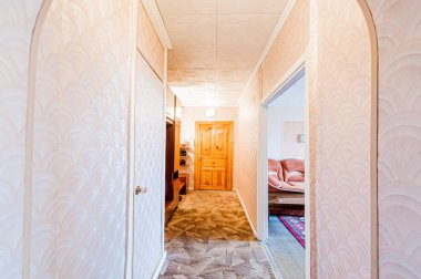 Rusya, Moskova... 29 Nisan 2020: İç mekan dairesi modern, parlak, rahat atmosfer. Genel temizlik, ev dekorasyonu, satılık ev hazırlığı. oda kapıları, yenileme koridoru lobi girişi