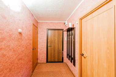 Rusya, Moskova... 29 Nisan 2020: İç mekan dairesi modern, parlak, rahat atmosfer. Genel temizlik, ev dekorasyonu, satılık ev hazırlığı. oda kapıları, yenileme koridoru lobi girişi