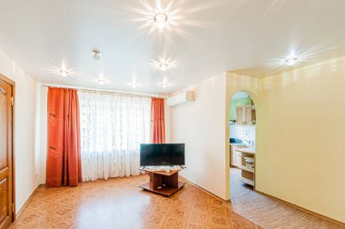 Rusya, Moskova... 29 Nisan 2020: İç mekan dairesi modern, parlak, rahat atmosfer. Genel temizlik, ev dekorasyonu, satılık ev hazırlığı. oda kapıları, yenileme koridoru lobi girişi