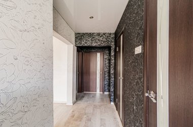 Rusya, Moskova... 29 Nisan 2020: İç mekan dairesi modern, parlak, rahat atmosfer. Genel temizlik, ev dekorasyonu, satılık ev hazırlığı. oda kapıları, yenileme koridoru lobi girişi