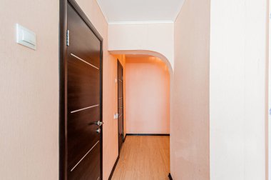 Rusya, Moskova... 29 Nisan 2020: İç mekan dairesi modern, parlak, rahat atmosfer. Genel temizlik, ev dekorasyonu, satılık ev hazırlığı. oda kapıları, yenileme koridoru lobi girişi