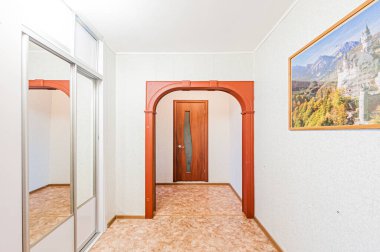 Rusya, Moskova... 29 Nisan 2020: İç mekan dairesi modern, parlak, rahat atmosfer. Genel temizlik, ev dekorasyonu, satılık ev hazırlığı. oda kapıları, yenileme koridoru lobi girişi