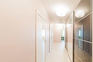 Rusya, Moskova... 29 Nisan 2020: İç mekan dairesi modern, parlak, rahat atmosfer. Genel temizlik, ev dekorasyonu, satılık ev hazırlığı. oda kapıları, yenileme koridoru lobi girişi